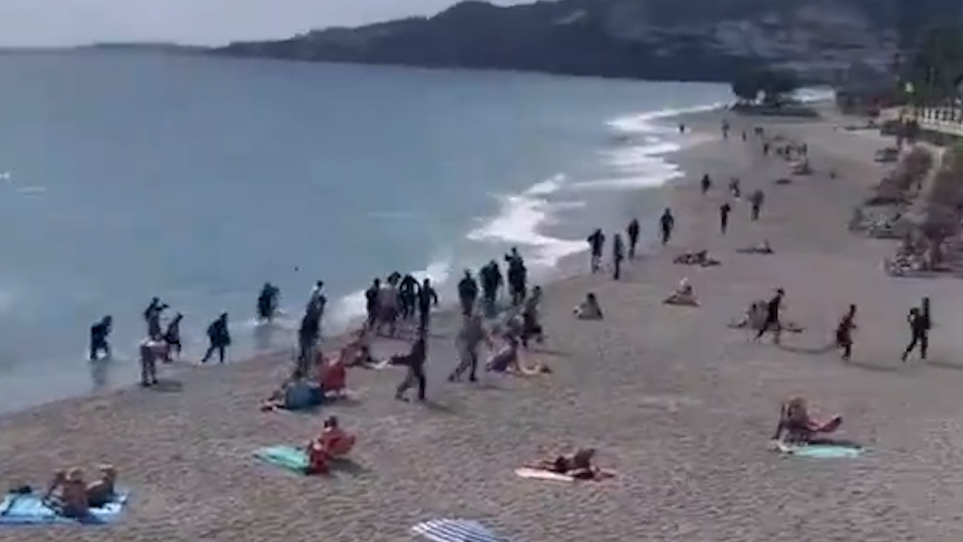 Inmigrantes ilegales llegan a una playa de Nerja.