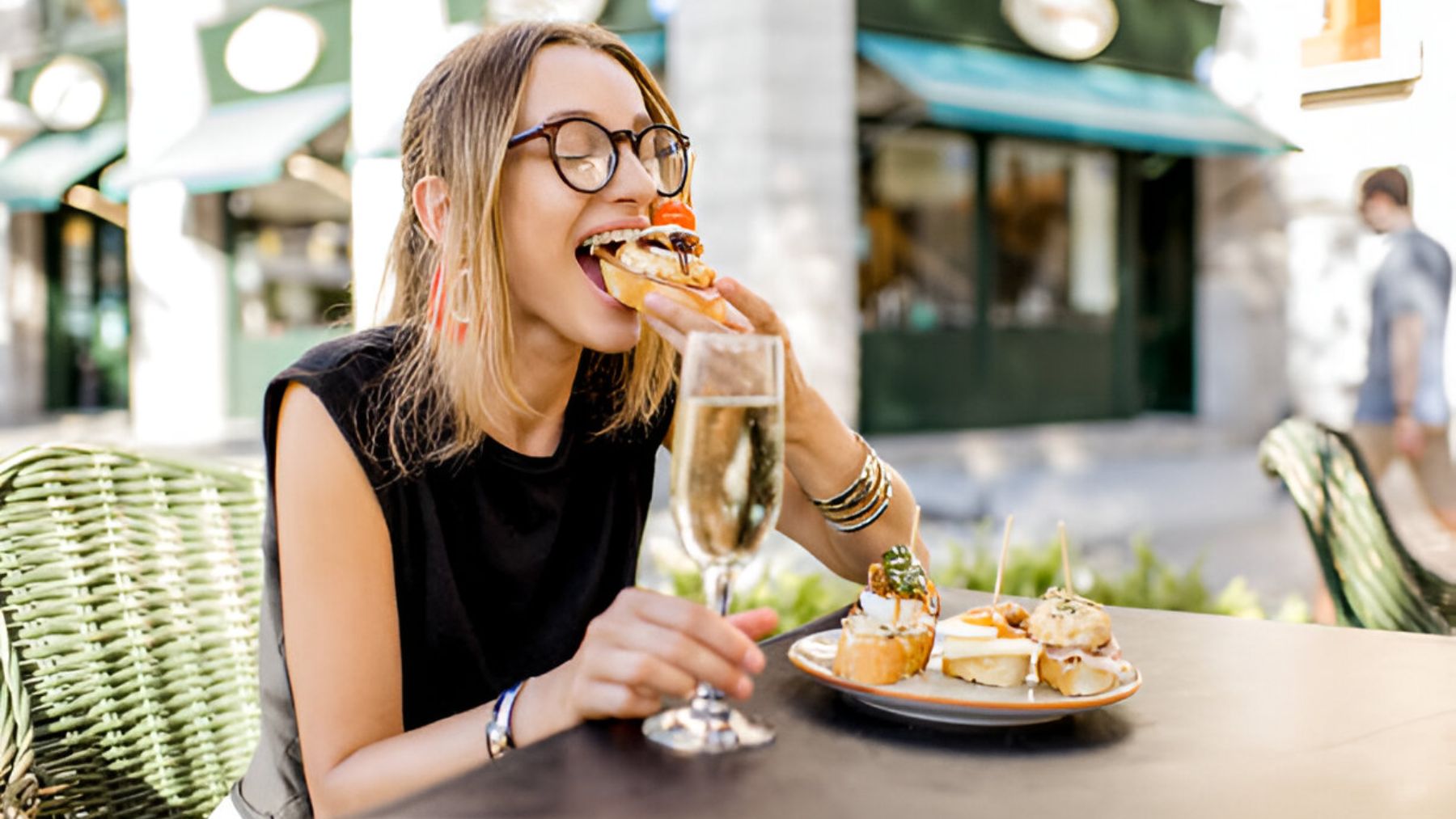 Joven comiendo tapas.