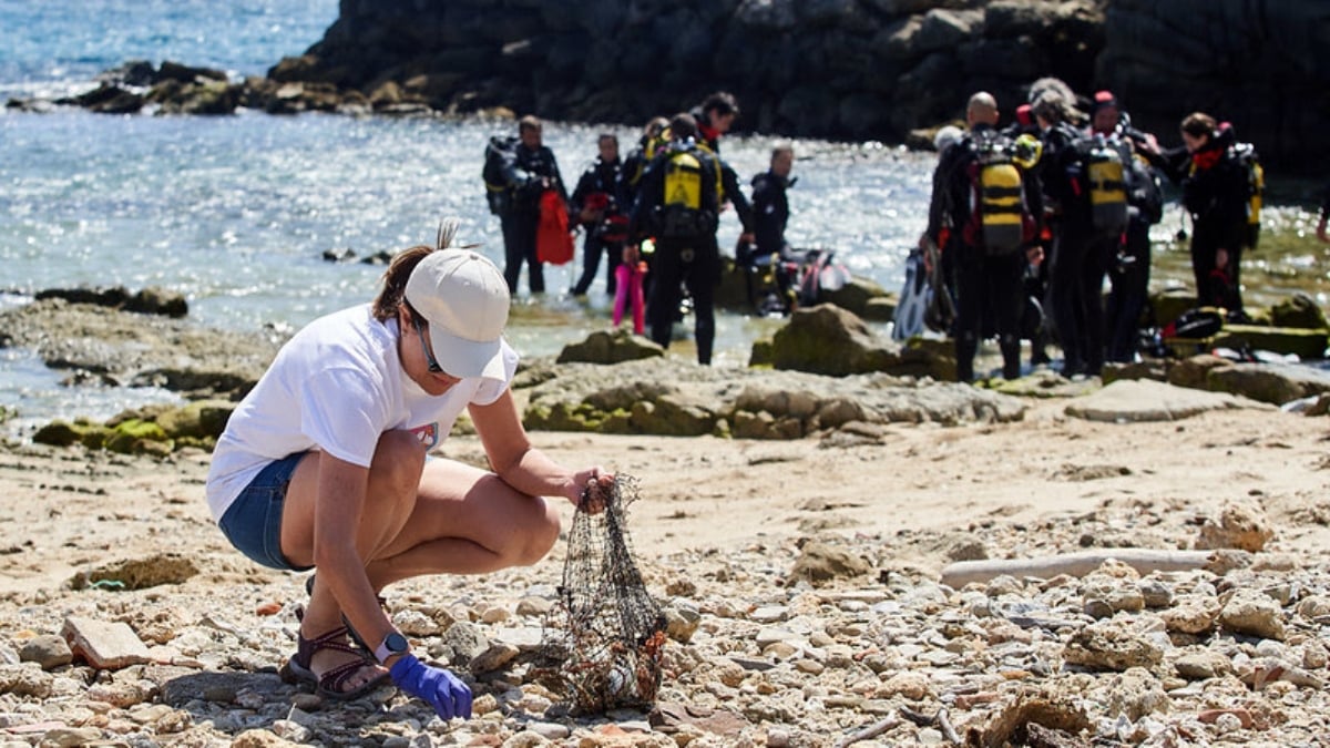 Recogida en la costa de residuos en el marco del Proyecto Libera