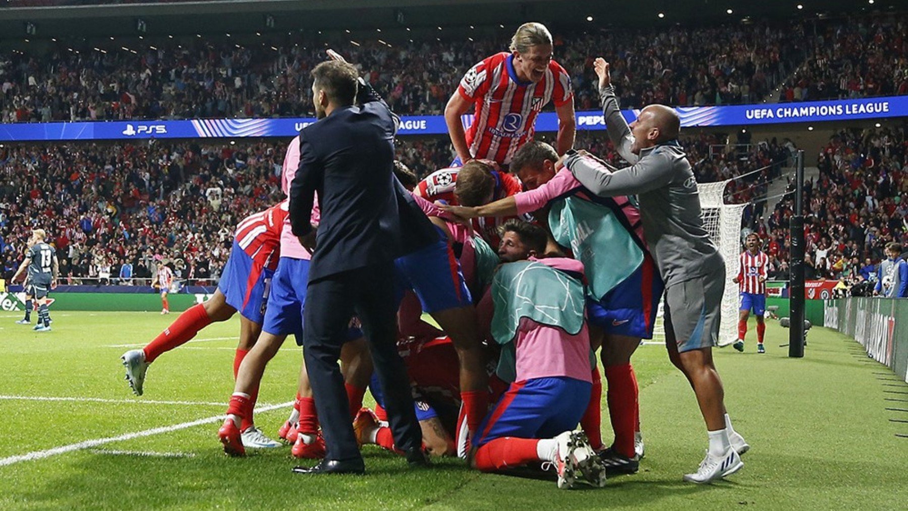 Los jugadores, haciendo piña tras el 2-1.