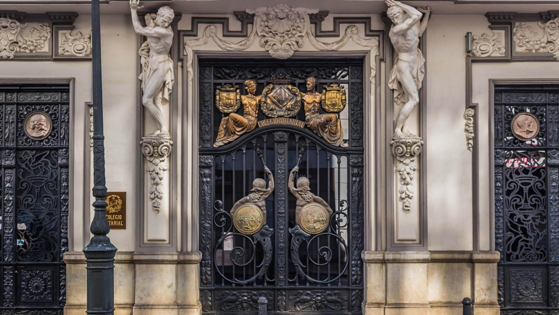 Puertas de hierro en Valencia.