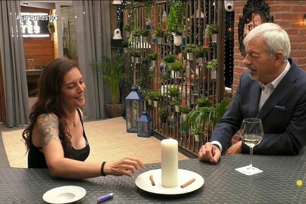 Rosa junto a Carlos Sobera en First Dates. (Mediaset)