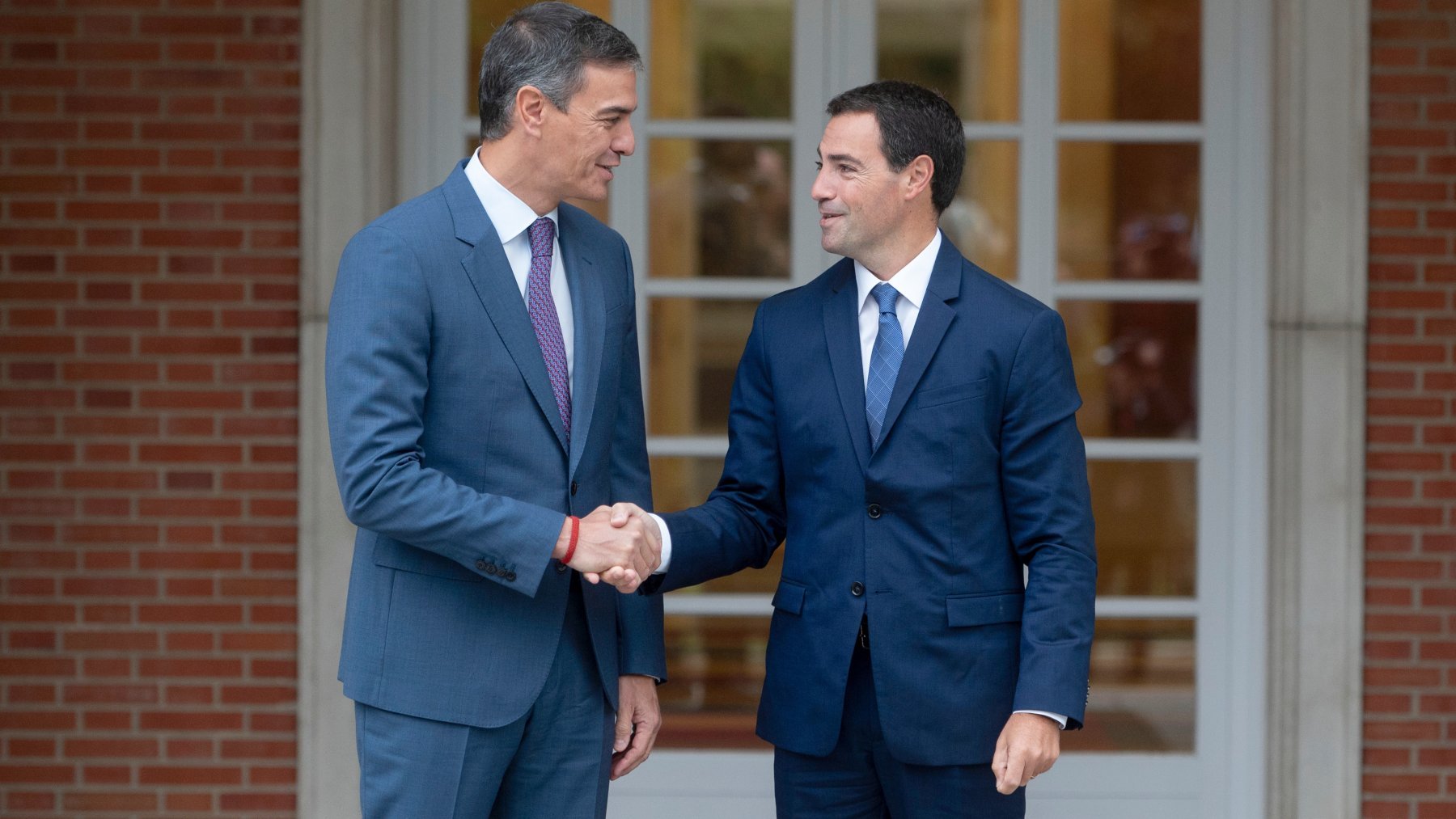 Pedro Sánchez con Imanol Pradales. (Foto: EP)