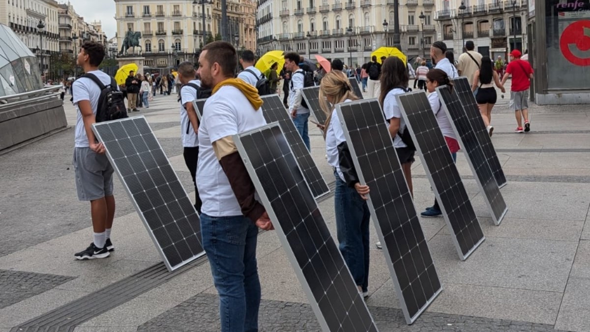 Simulación llevada a cabo por SOS Rural en la Puerta del Sol para ilustrar las consecuencias de la instalación de macroplantas solares en tierras de cultivo