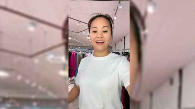 Susana, la conocida como 'China graciosa', es una vendedora que se ha convertido en viral en redes sociales por su forma de promocionar su tienda en Sevilla (TikTok).