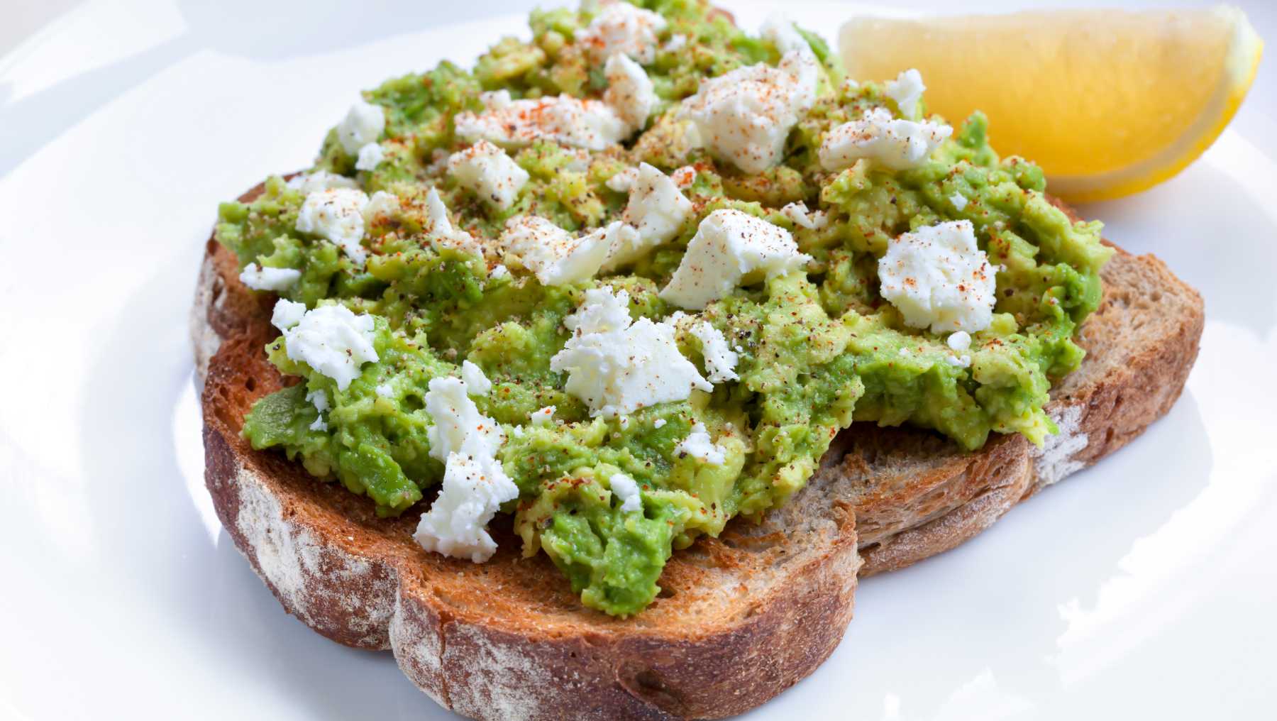 Tostadas de coliflor y aguacate.