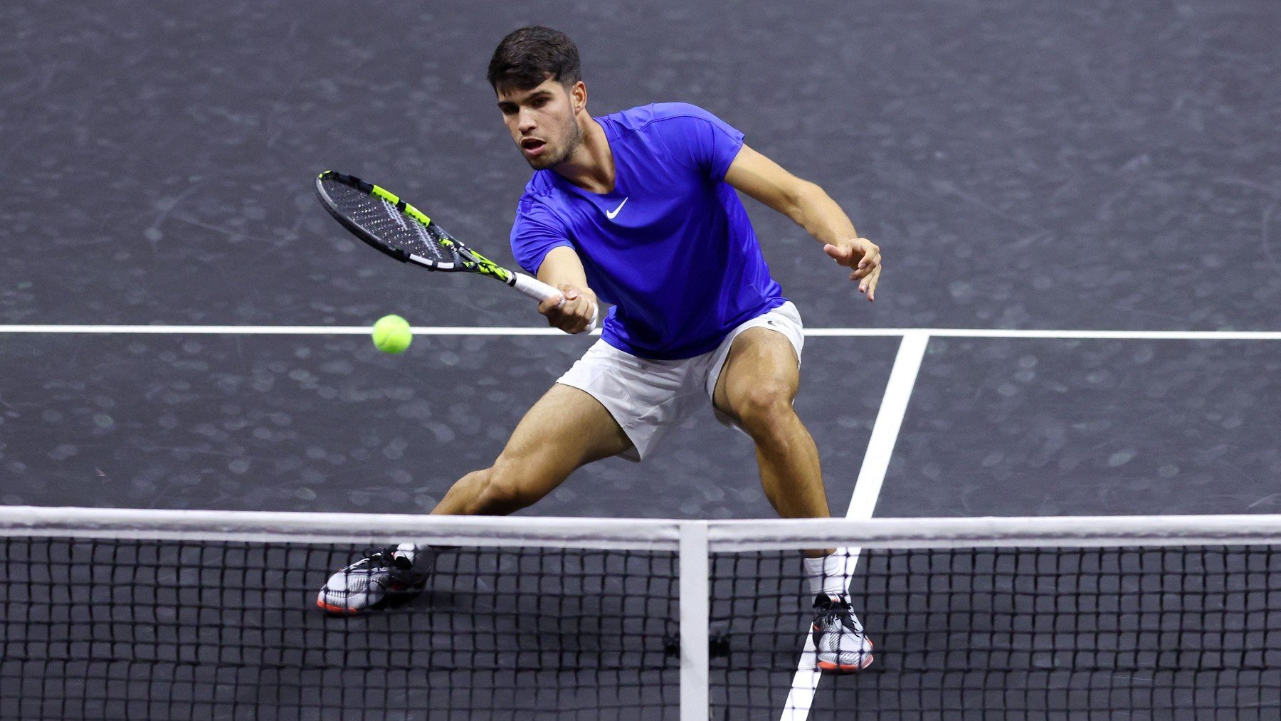 Carlos Alcaraz, durante su partido de dobles en la Laver Cup. (Getty)