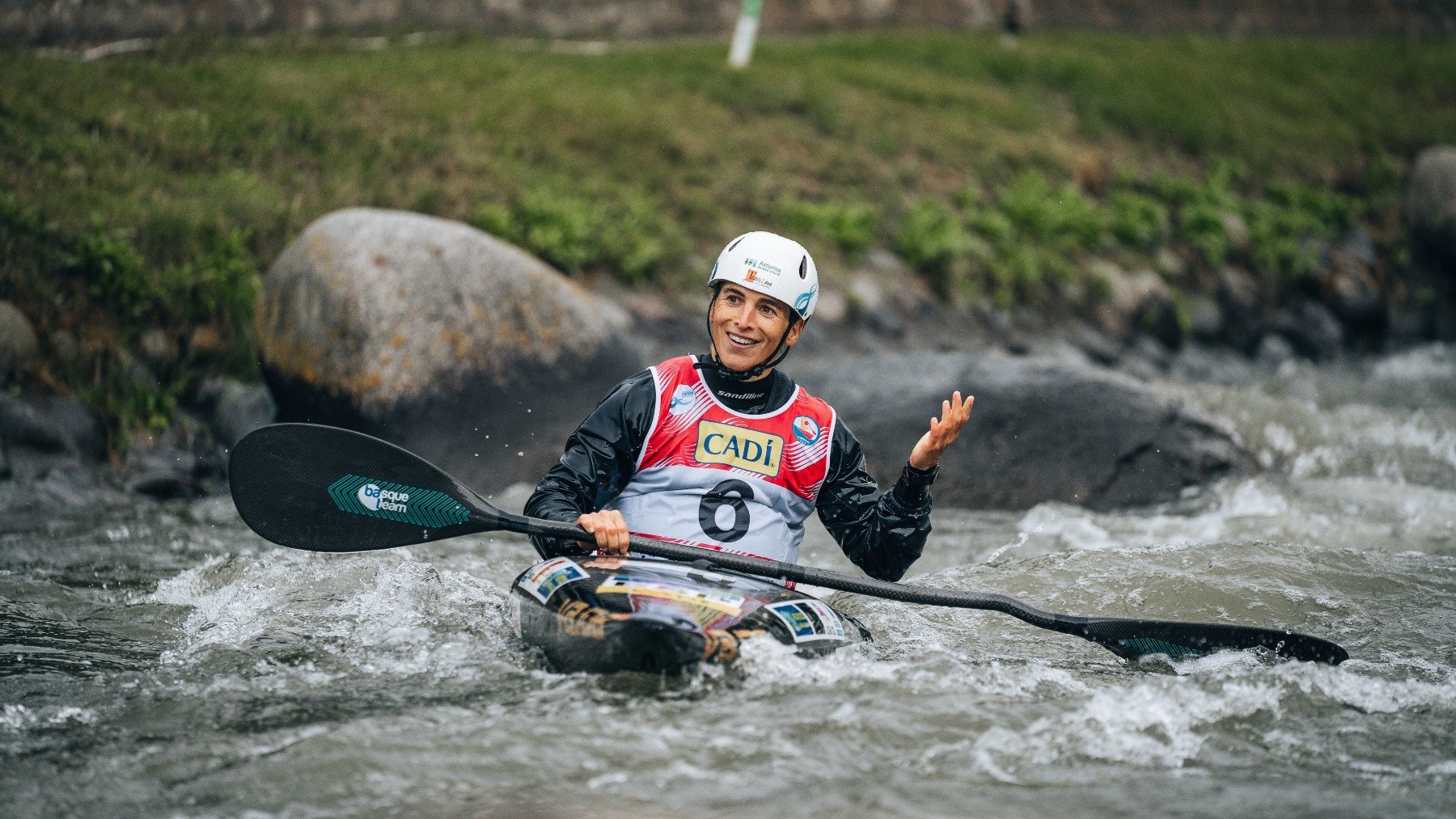 Maialen Chourraut celebra su oro en la Copa del Mundo de piragüismo eslalon. (Europa Press)