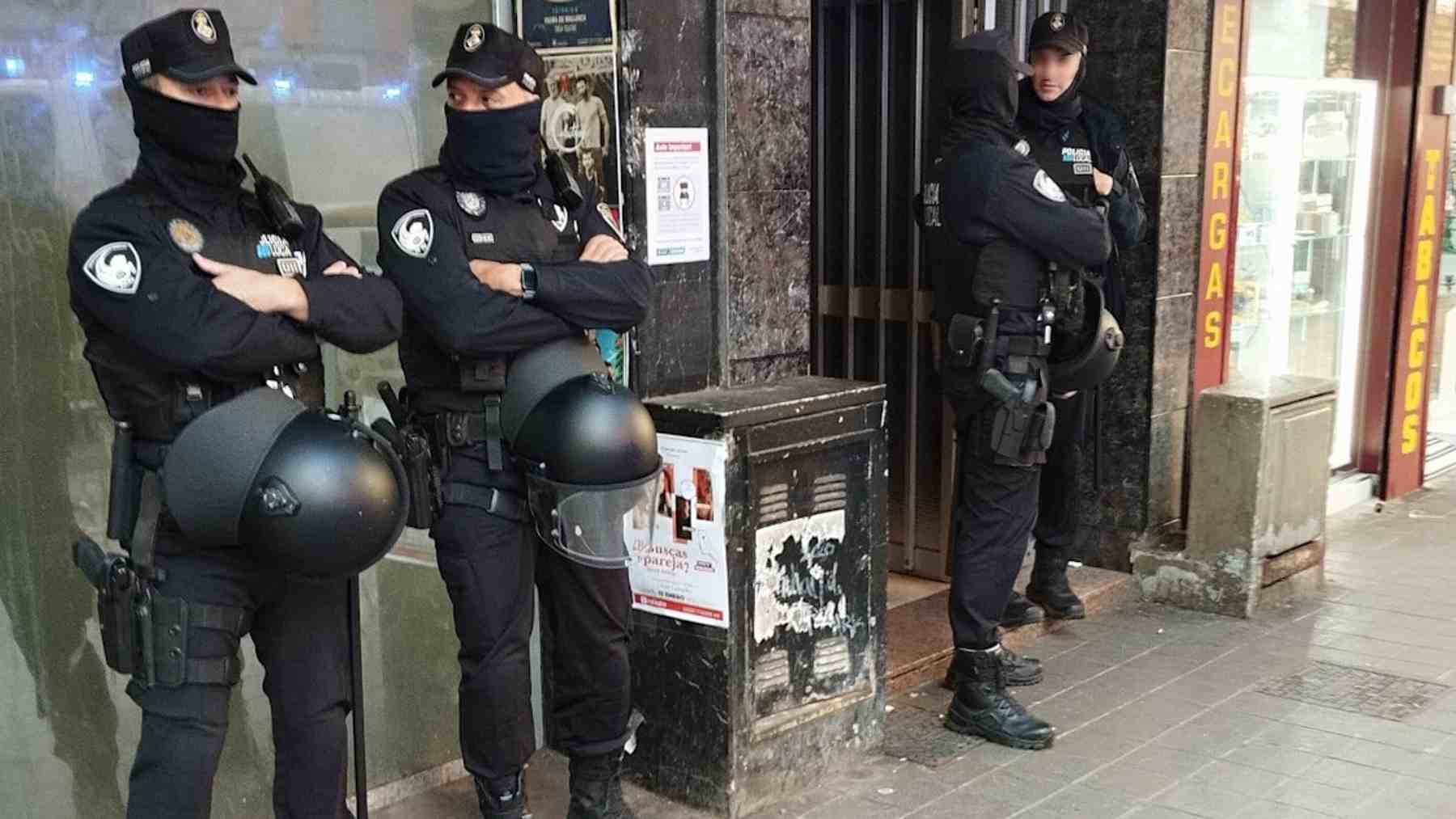 Agentes de la Policía Local de Palma, durante una intervención.