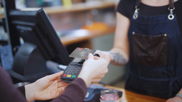 Aviso urgente de un economista por esto que haces con tu tarjeta de crédito: «Es una ruina»