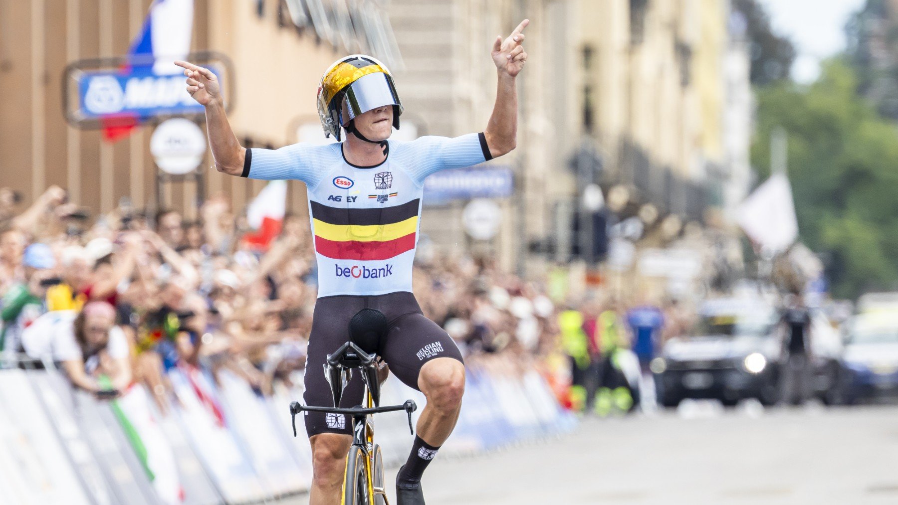 Remco Evenepoel celebra su victoria en el mundial de ciclismo. (EFE)