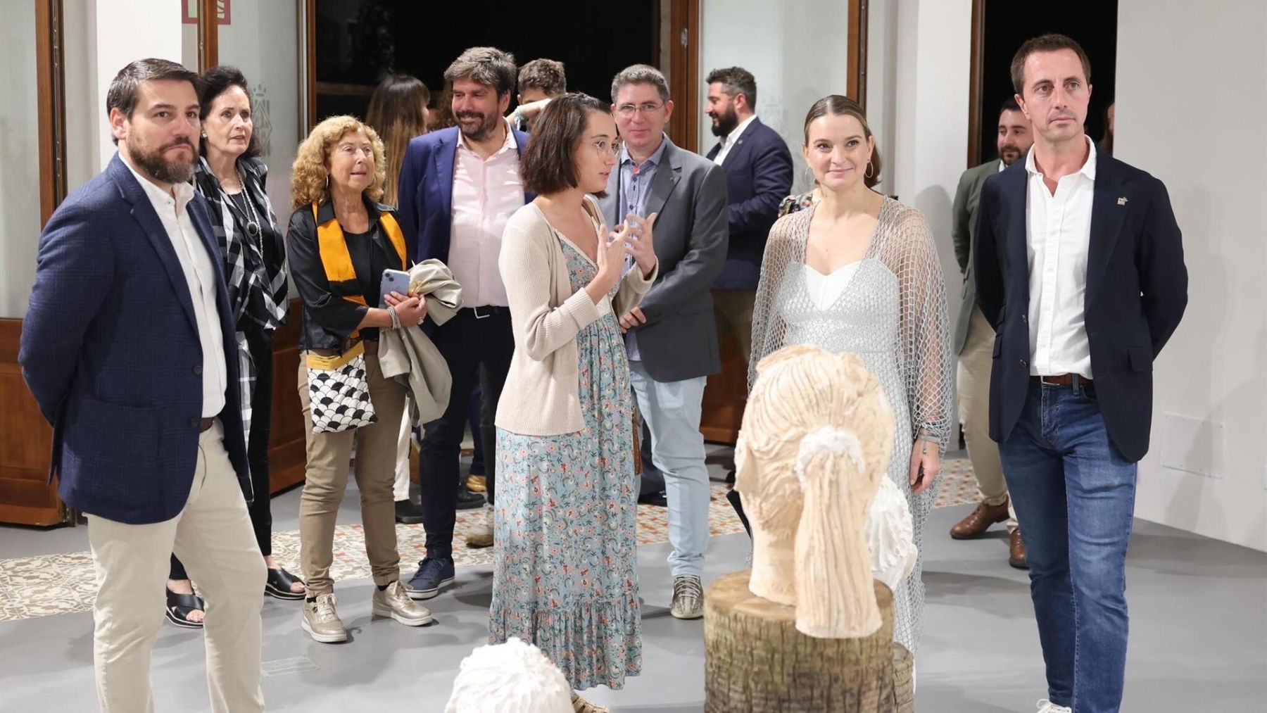 La presidenta del Govern, Marga Prohens, y el presidente del Consell, Llorenç Galmés, junto a otras autoridades, visitan una exposición en el marco de la 28 edición de la Nit de l’Art de Palma.