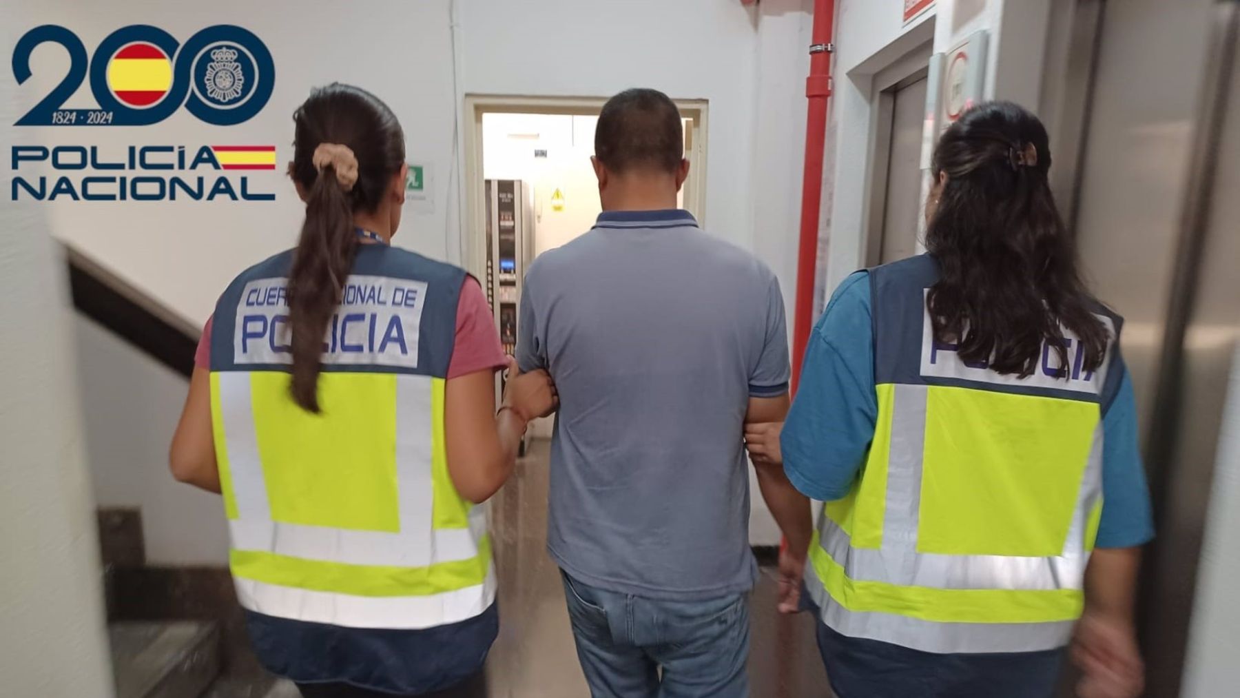 Agentes de Policía con el detenido.