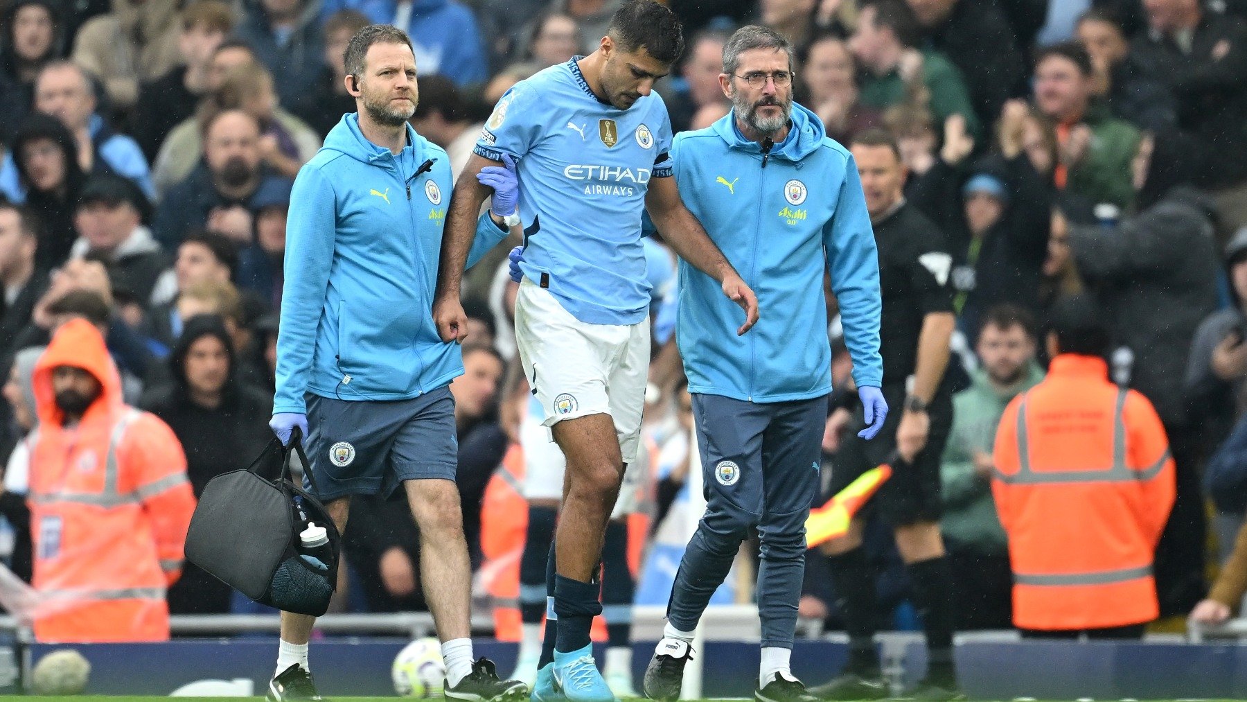 Rodri tras sufrir la lesión de rodilla. (Getty)