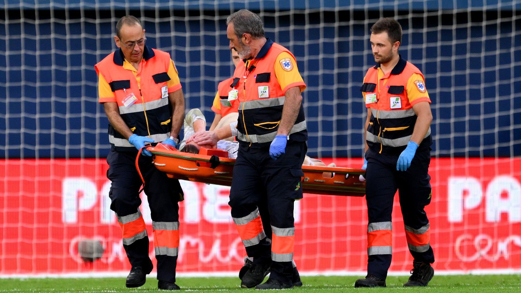 Ter Stegen abandona el campo en camilla. (Getty)