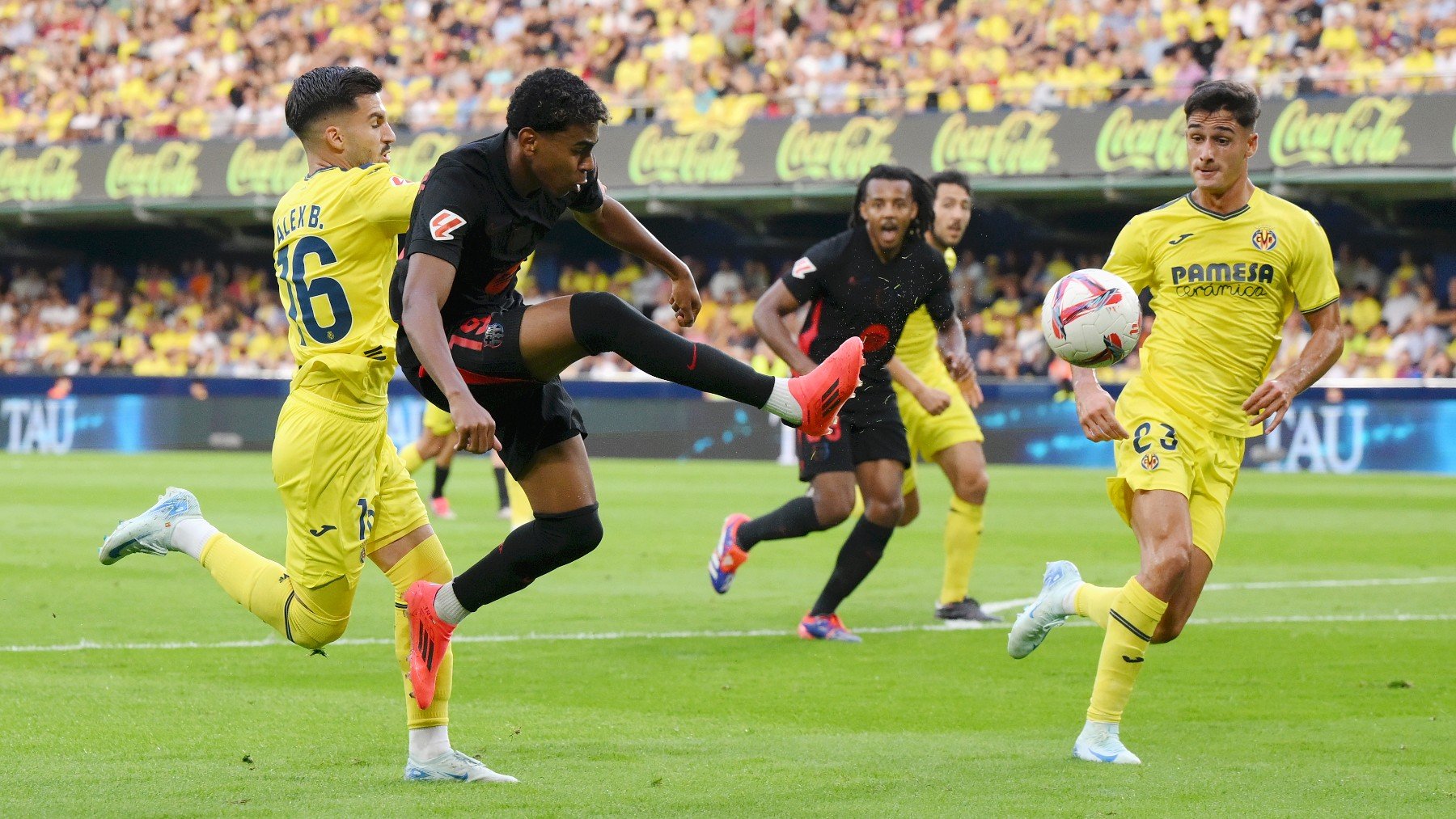 Lamine Yamal, durante el partido ante el Villarreal en La Cerámica. (Getty)