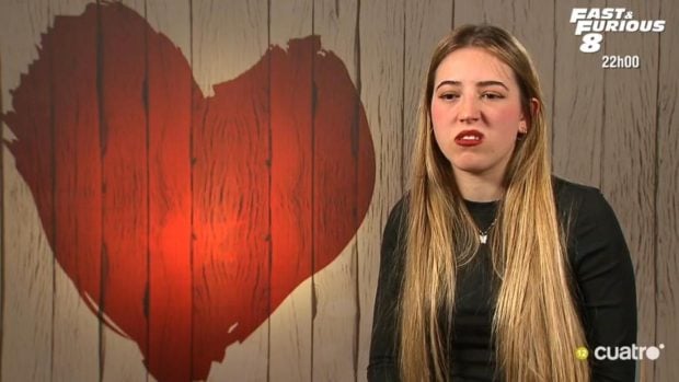 Sara, participante de 'First Dates', se muestra disgustada con su cita. (Mediaset)