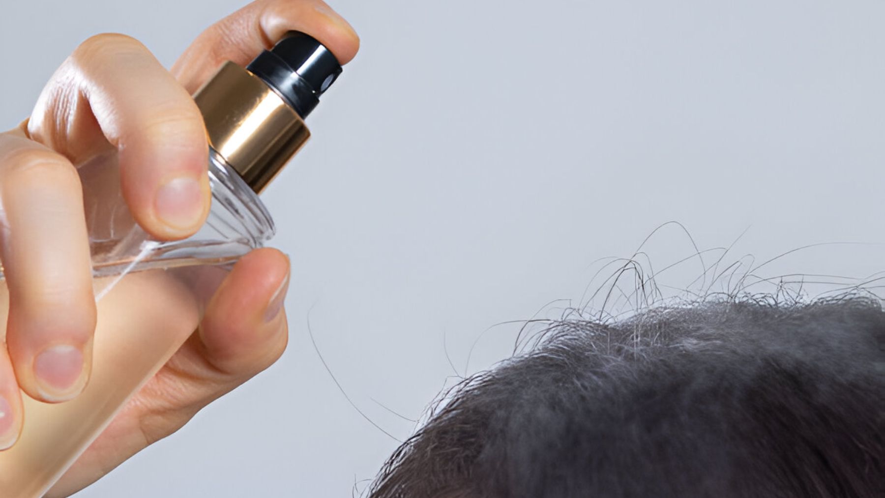 Sérum sobre cabello encrespado.