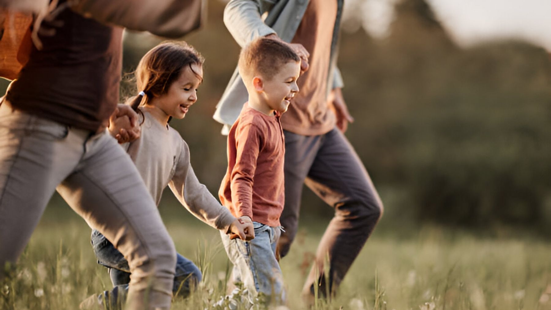 Niños con sus padres.