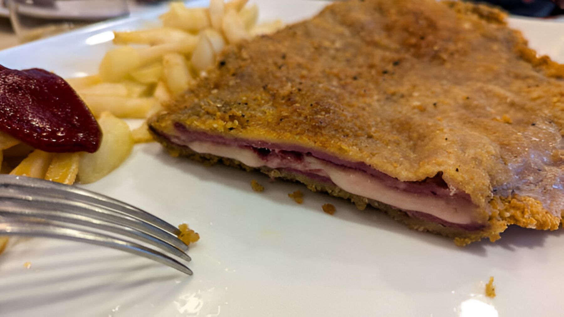 Cachopo con patatas.