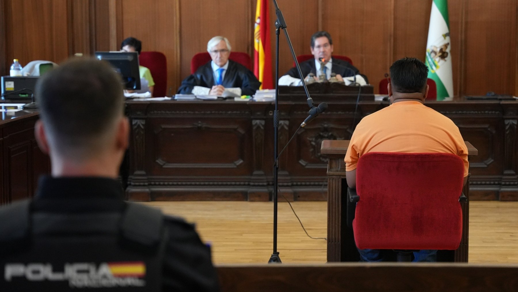 El acusado, en el banquillo ante el tribunal de la Audiencia de Sevilla. (Foto: EP)