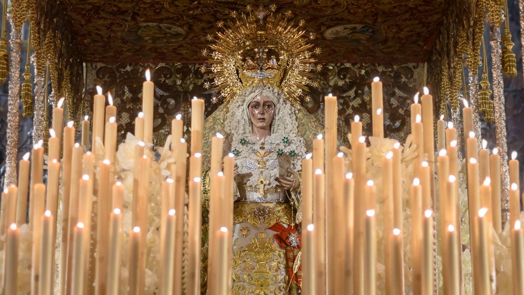 Talla la Virgen de la Esperanza Macarena de Sevilla. (Foto: Efe)