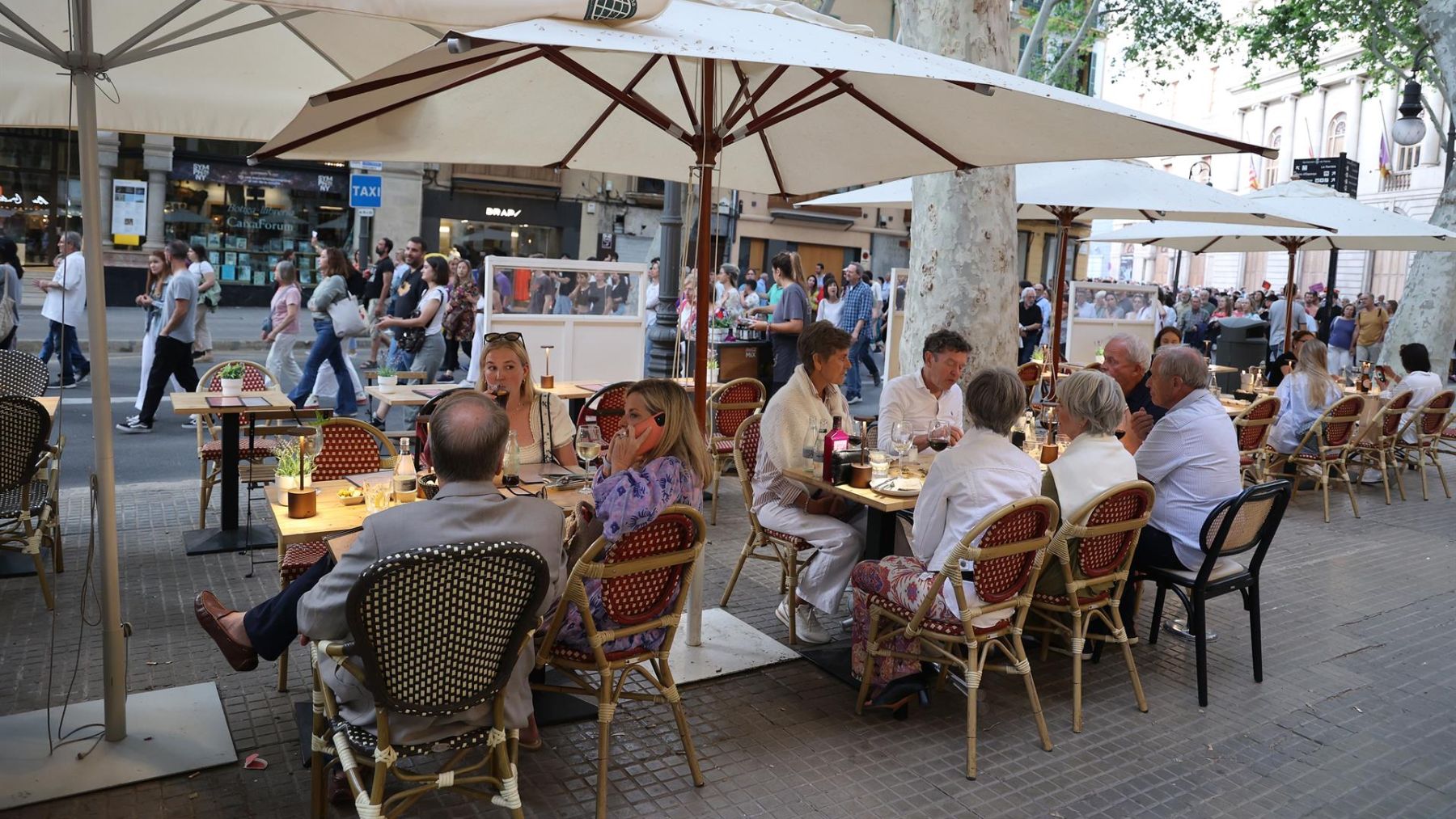 Varias personas en una terraza del Borne de Palma . (EP)