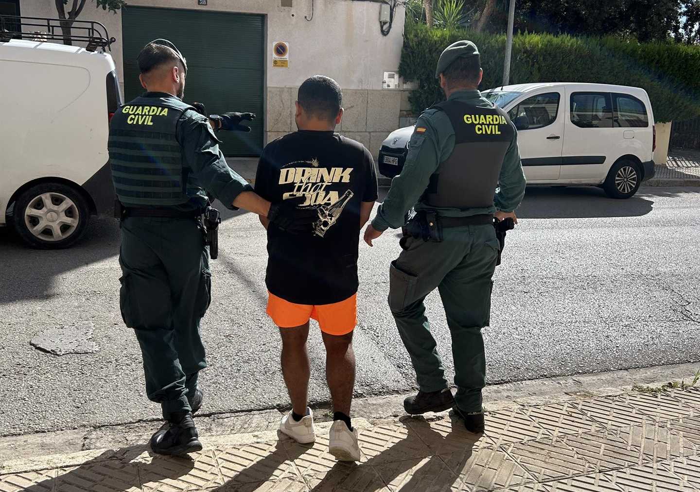 El detenido, conducido por agentes de la Benemérita.