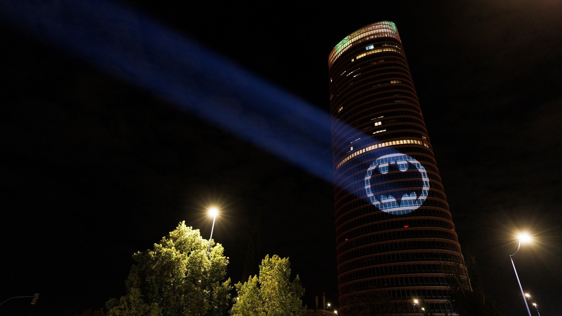 Batseñal en la fachada de la Torre Sevilla.