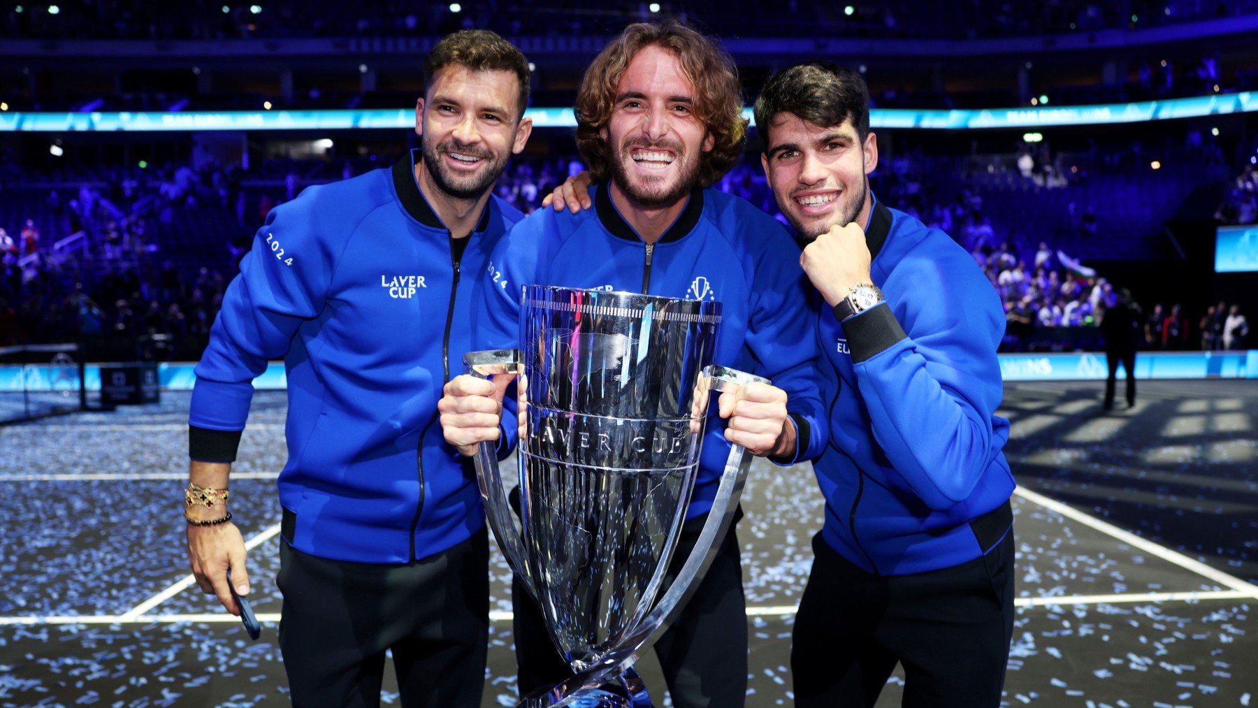 Alcaraz, junto a Dimitrov y Tsitsipas con el título de la Laver Cup. (Getty)