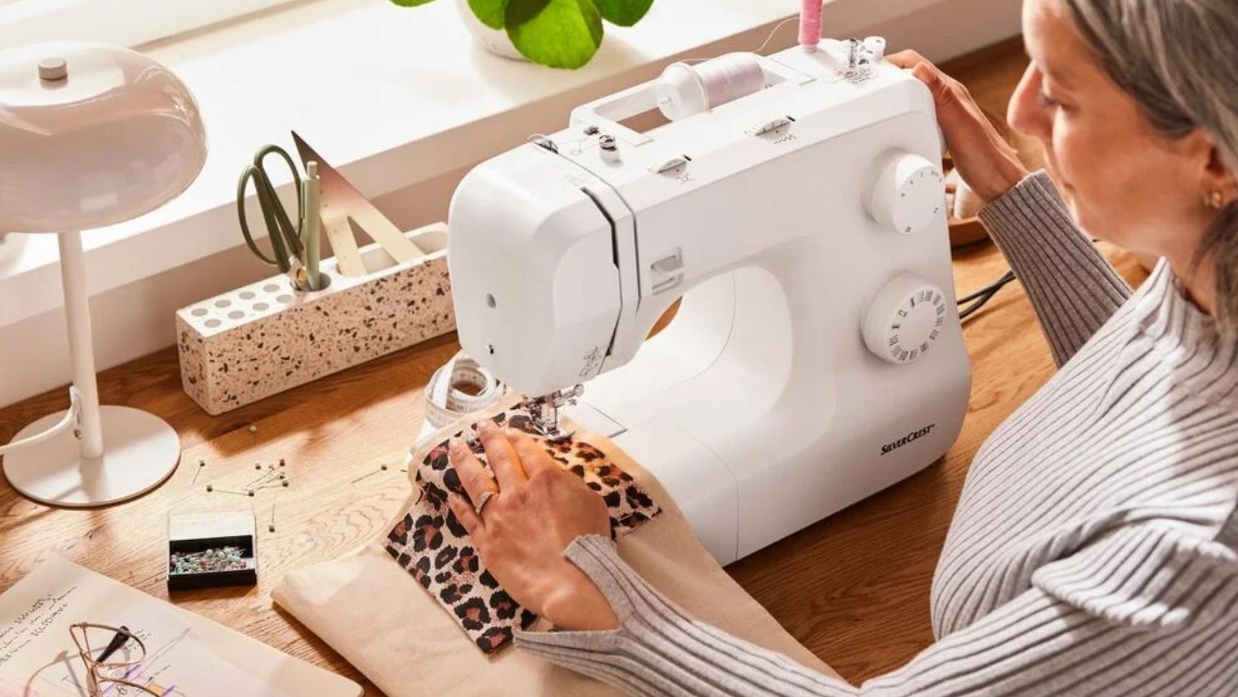 Señora cosiendo con máquina de coser.