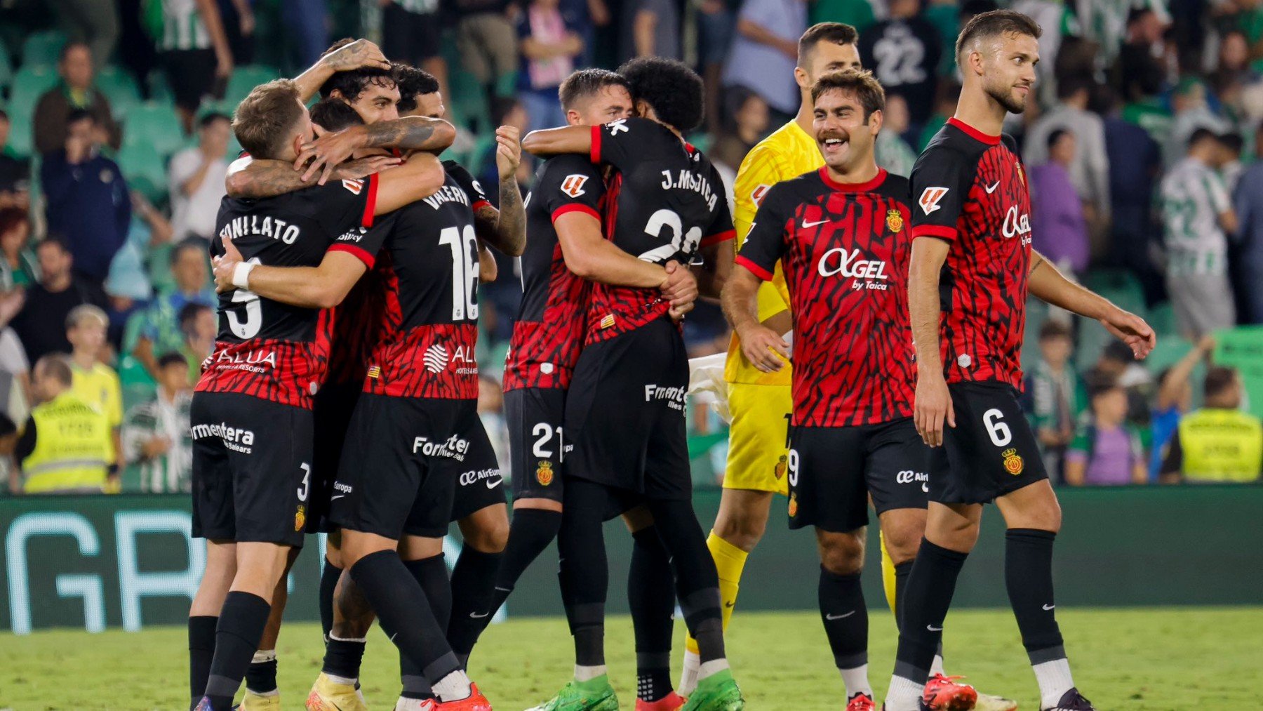 los jugadores, celebrando la victoria.