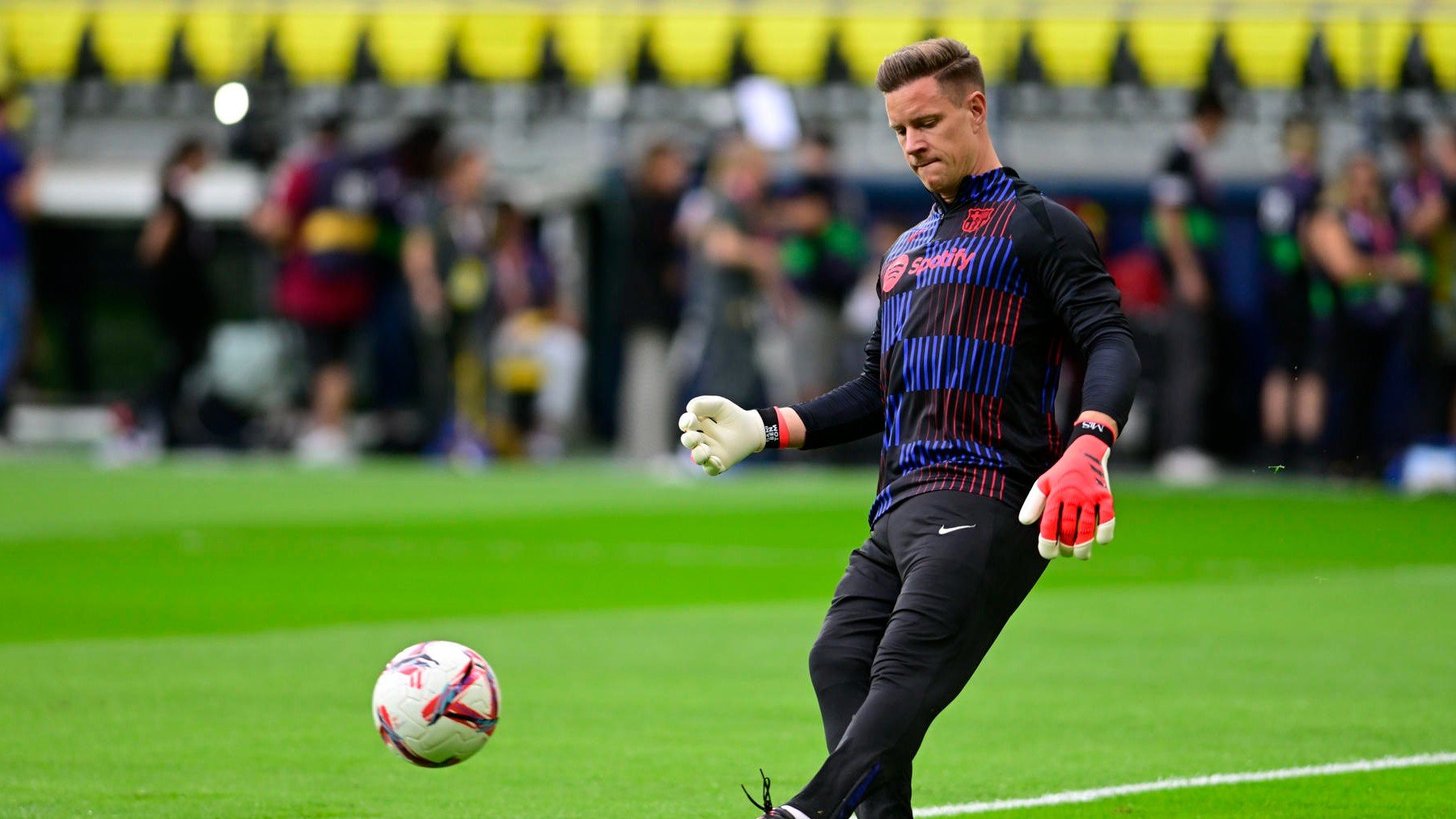 Ter Stegen, durante el calentamiento en La Cerámica. (EFE)