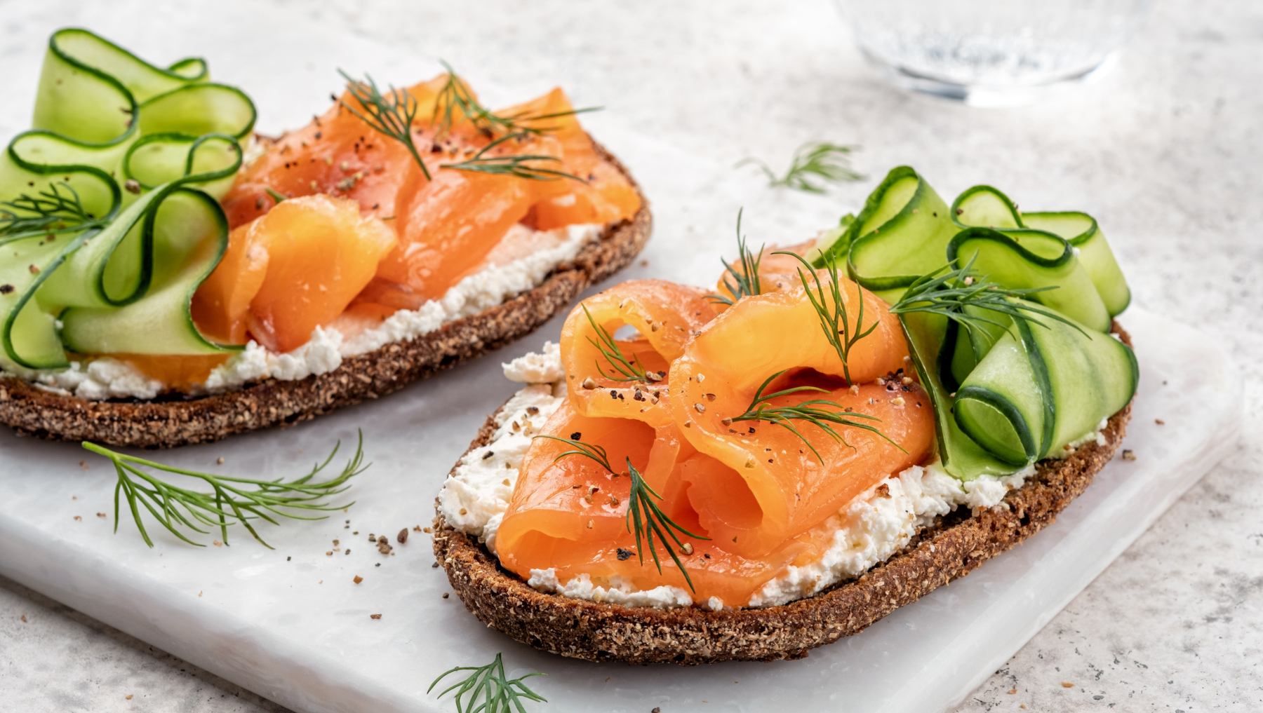 Tostadas con aguacate y salmón.