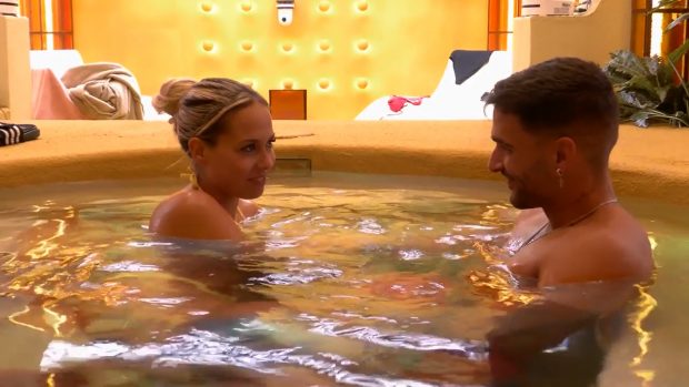 Violeta y Edi en el jacuzzi de Gran Hermano. (Mediaset)