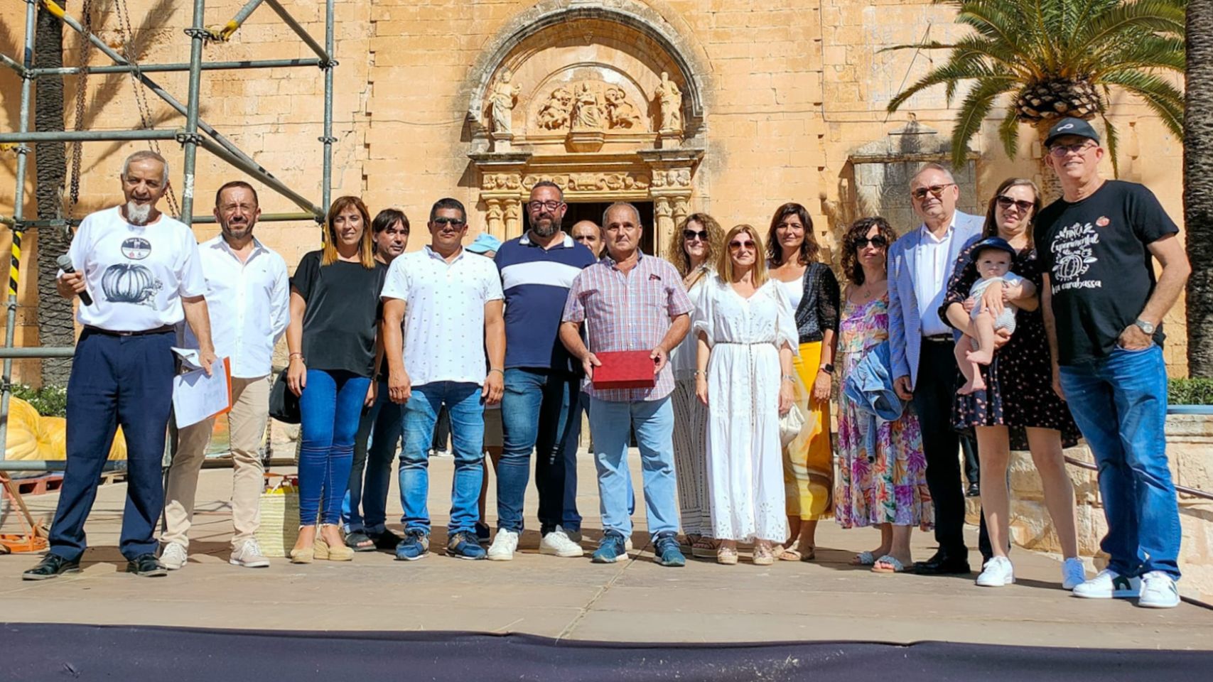 Los premiados del concurso de calabazas gigantes de Muro y autoridades del certamen.