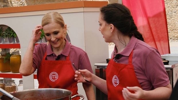 Inés Hernand y Cristina Cifuentes en 'MasterChef Celebrity 9'. (RTVE)