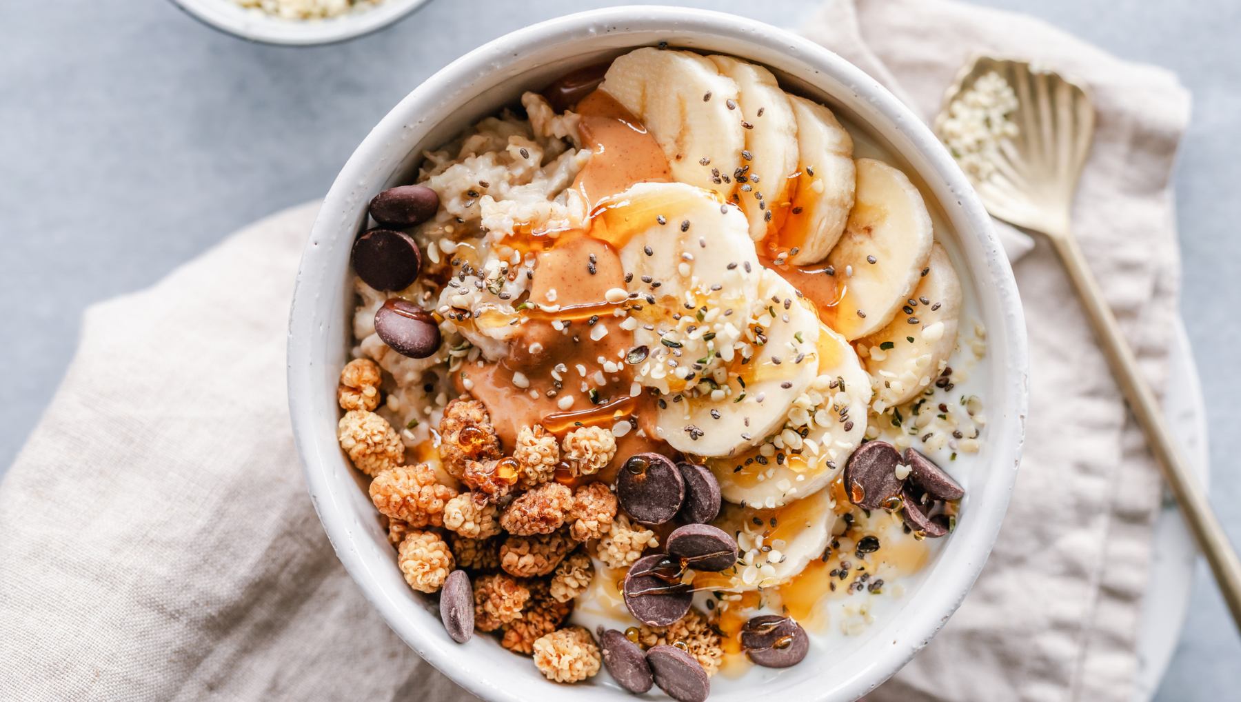 Avena con frutas y frutos.