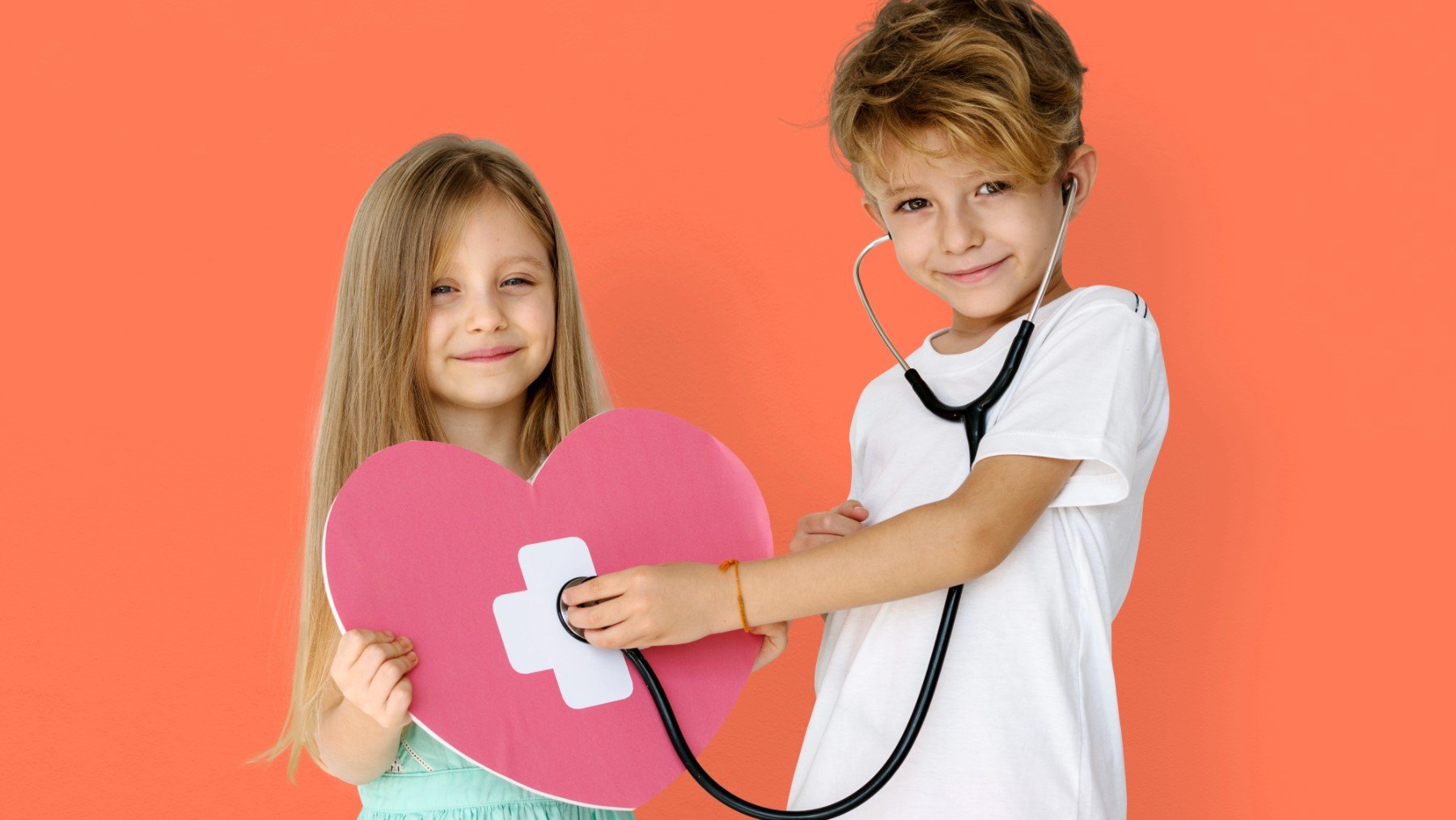 Unos niños preocupados por su salud cardiovascular.