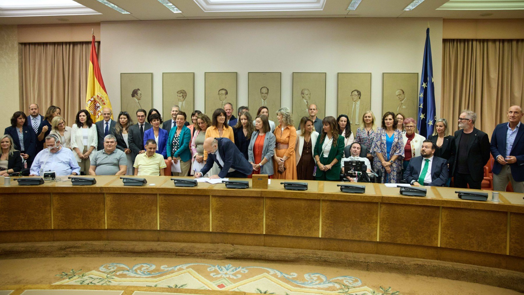 Personas con ELA celebran la firma del acuerdo para la proposición de Ley.