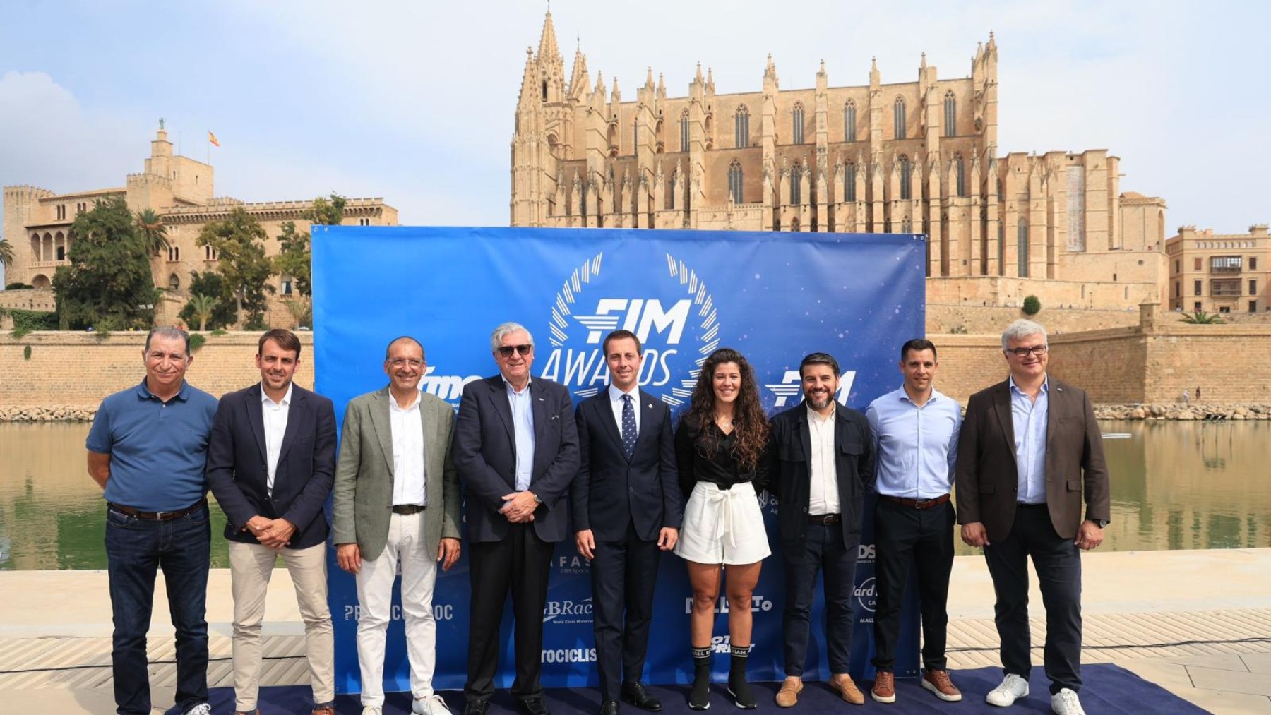 Imagen de la presentación, frente a La Seu.