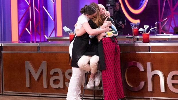 Inés Hernand, Topacio y Nerea Garmendia descubren el veredicto del jurado de MasterChef 9. (RTVE)