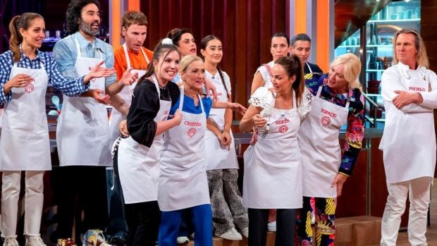 Inés Hernand y Cristina Cifuentes ganan la primera prueba de la noche en MasterChef Celebrity 9. (RTVE)