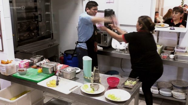 Jorge, el dueño del restaurante Tradiciones peruanas, discute en mitad del servicio (Atresmedia).