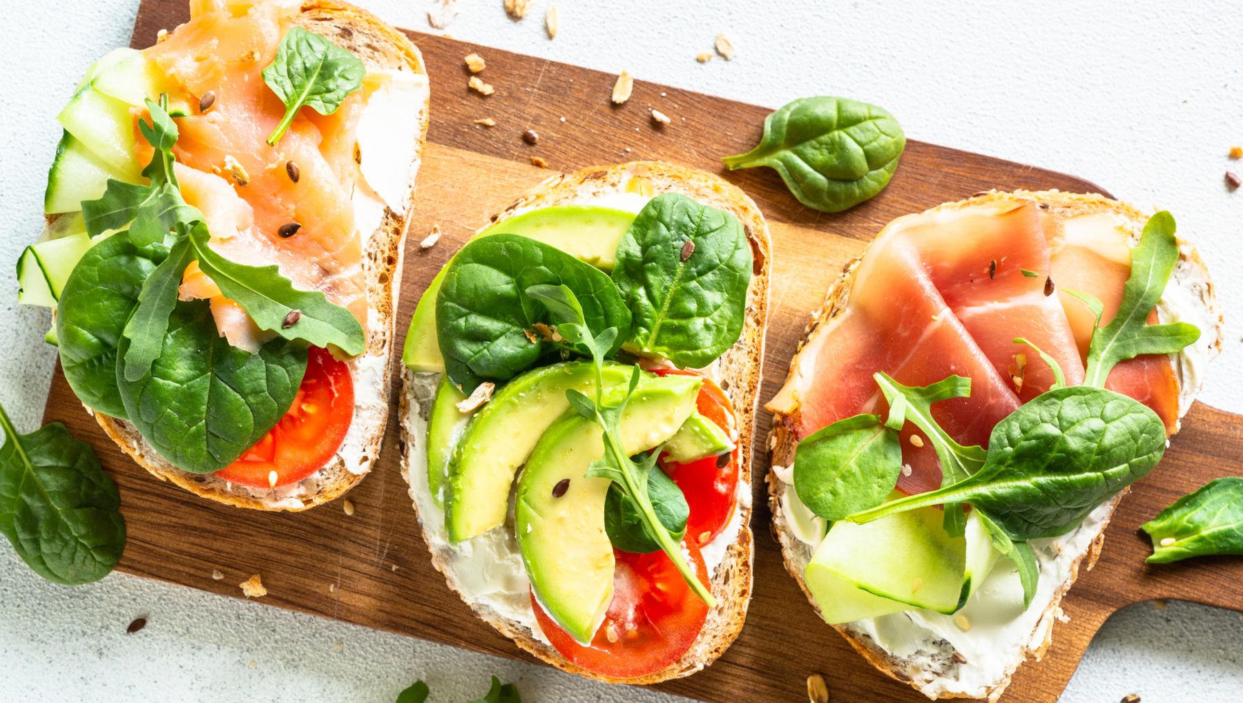 Tostada de aguacate y tomate.