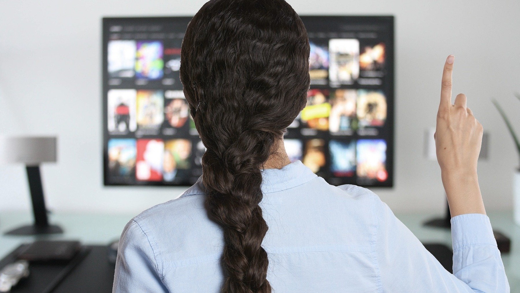 Mujer viendo la televisión.