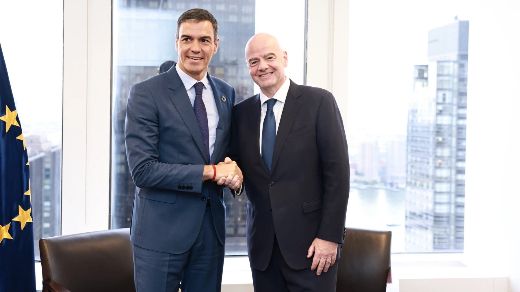 Pedro Sánchez y Gianni Infantino, presidente de la FIFA, tras una reunión. (fifa.com)