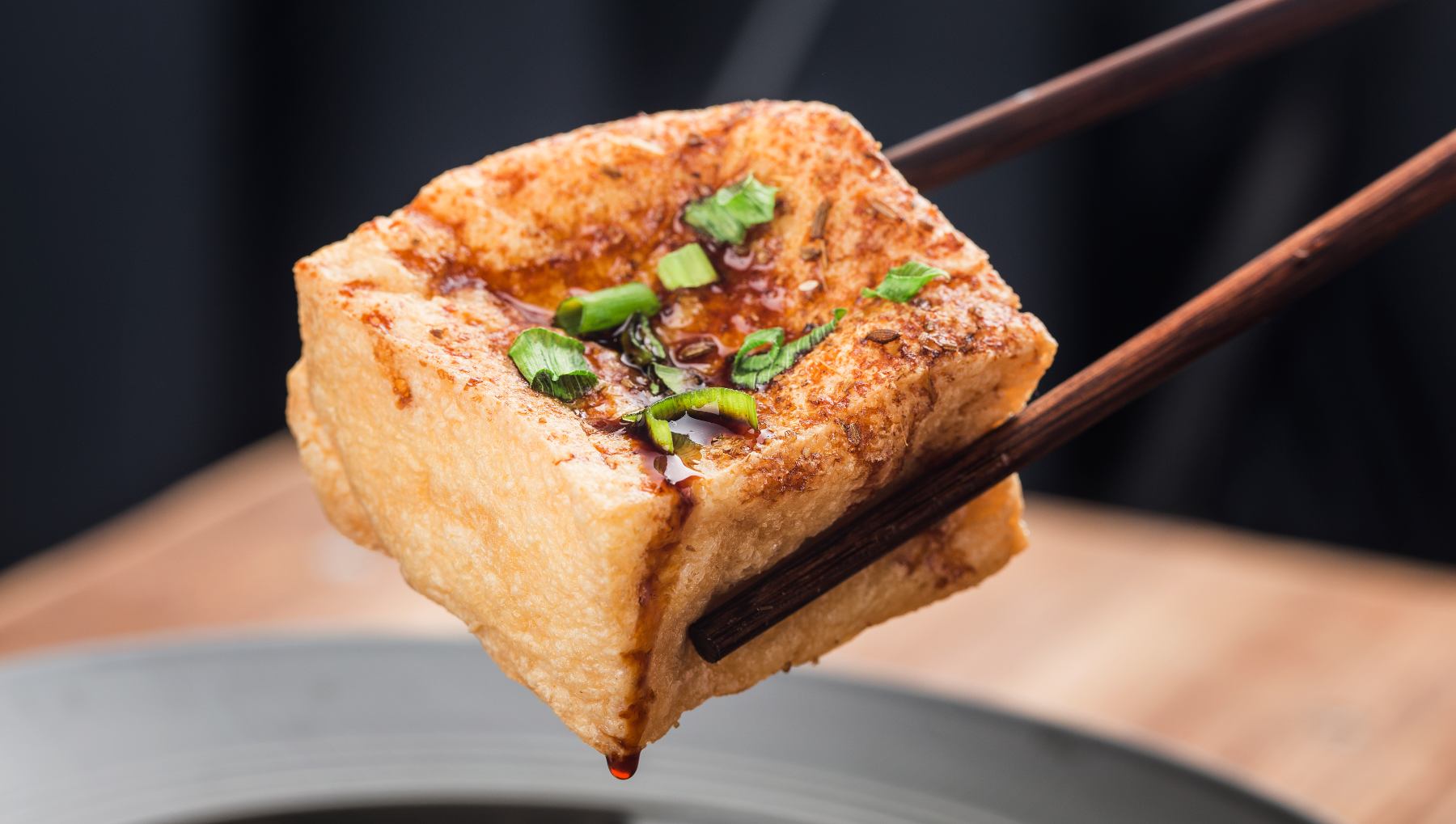 Tofu marinado con salsa de miso y verduras al wok.