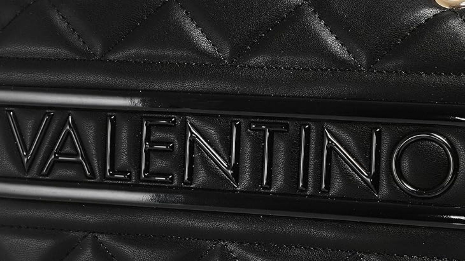 Logo de Valentino sobre bolso.