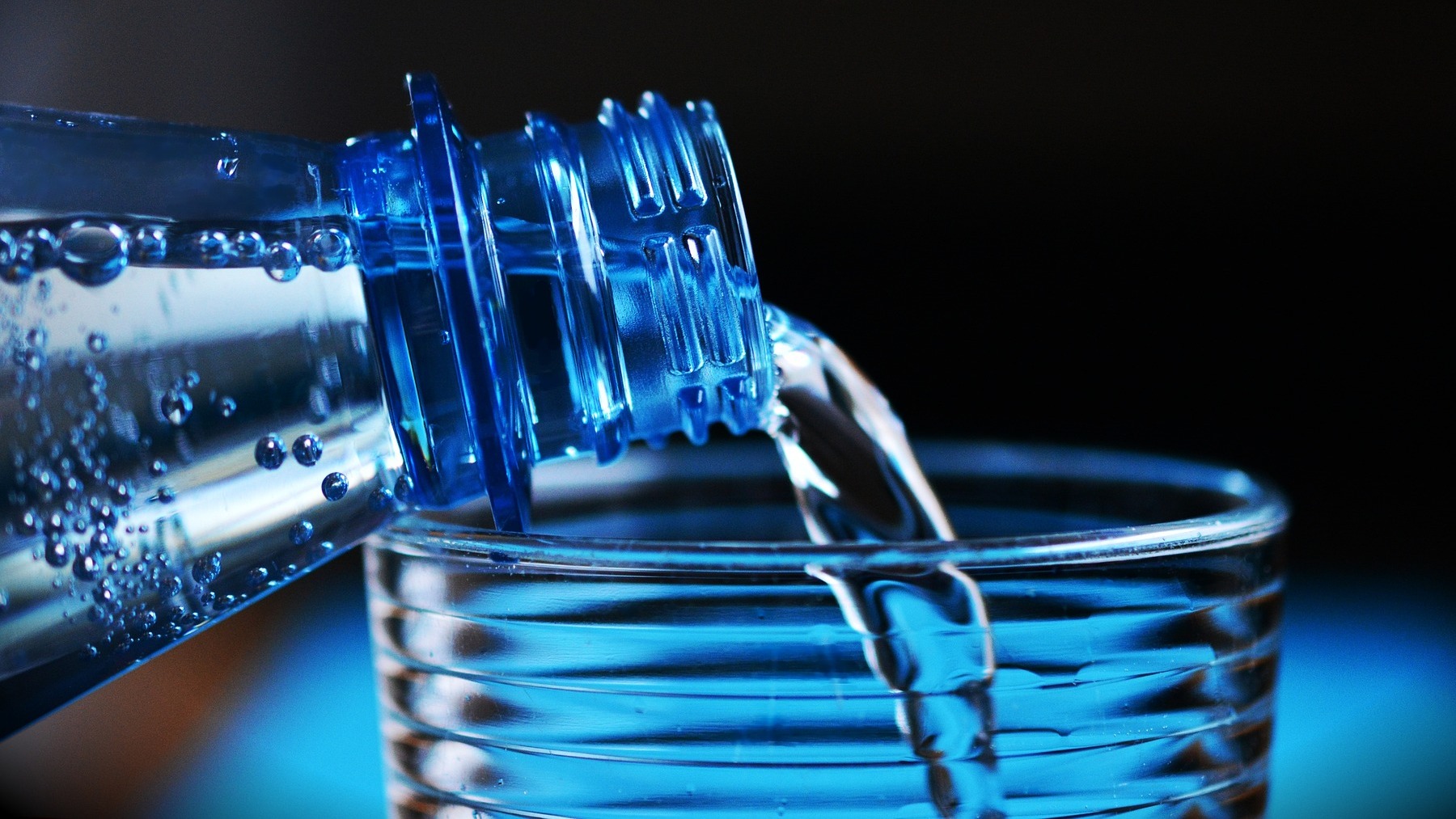 Botella de agua y un vaso.